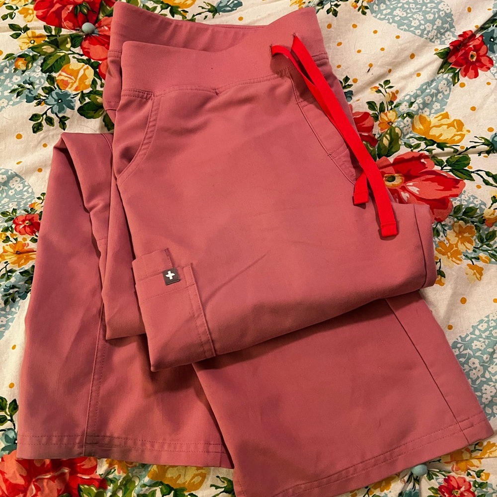 Figs chalk pink large petite scrub pants